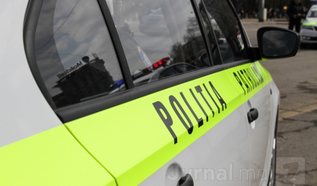 Un şofer de 29 de ani din Chişinău şi mătuşa sa au fost răniţi după ce un angajat al MAI i-a lovit în plin cu maşina.