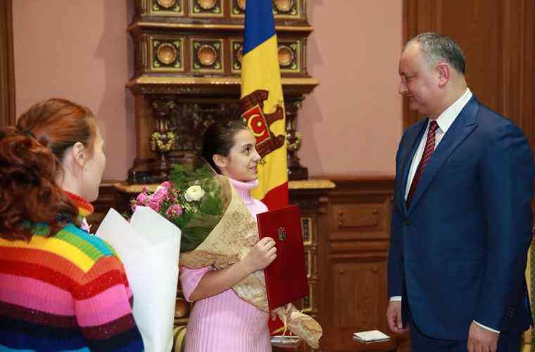 Igor Dodon i-a conferit Diploma de Onoare unei tinere ce a luat premiul I la Vocea de Aur a Rusiei.