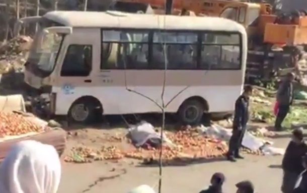 В Китае автобус с туристами попал в ДТП, десять погибших.
