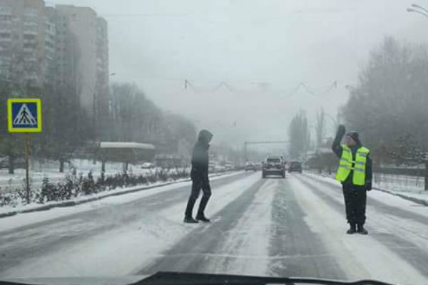 Porţiuni periculoase de drum. Pietonii, ajutaţi de carabinieri. Foto: IPN