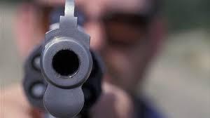 Un locuitor al mun. Bălţi a fost condamnat pentru că a împuşcat un poliţist şi a sustras bunuri dintr-un oficiu, informează Politik.md.