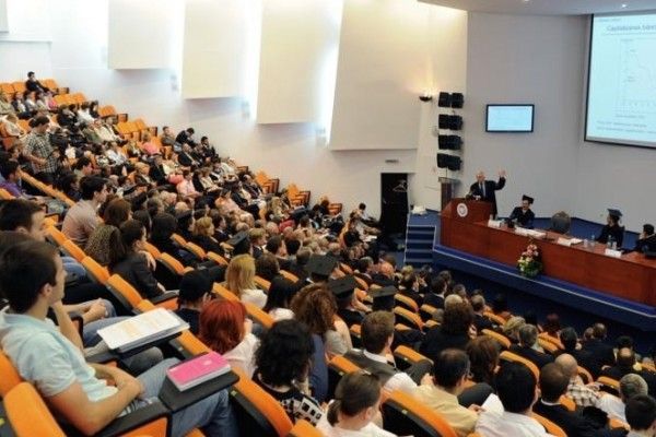 Cinci universități din țară nu mai au dreptul să propună unele programe de masterat. Foto: genda.ro