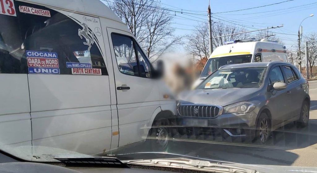 На Телецентре маршрутка столкнулась с автомобилем, который ехал по встречке.