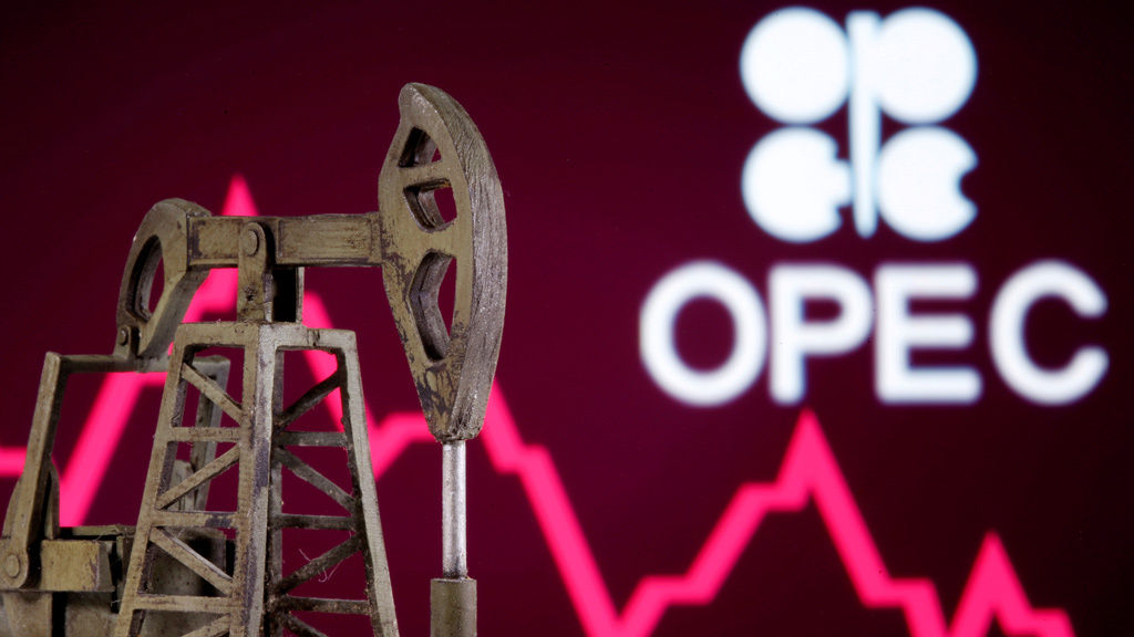 ОПЕК+ договорилась о добровольном сокращении нефтедобычи на 2,2 млн баррелей в сутки.