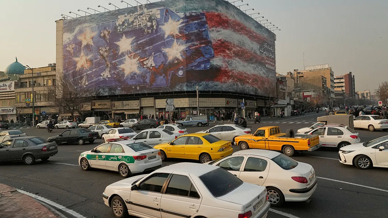 В Тегеране установили щит, предупреждающий США о недопустимости военных действий.