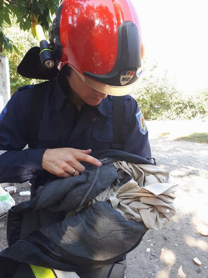 Intervenţie mai puţin obişnuită în Chişinău. Ce au făcut salvatorii. Foto: dse.md