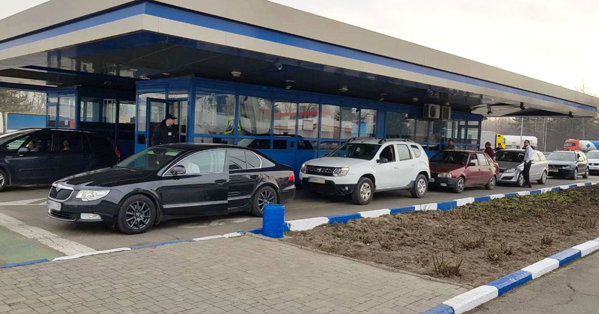 Cozi la frontieră de Paște: Mii de moldoveni se întorc acasă.