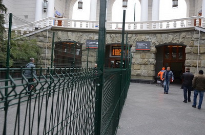 Пресса опасается, что беспрецедентные меры безопасности в Сочи могут убить олимпийский дух.