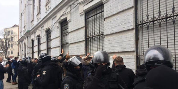 В Киеве неонацисты пытались взять штурмом отделение полиции.