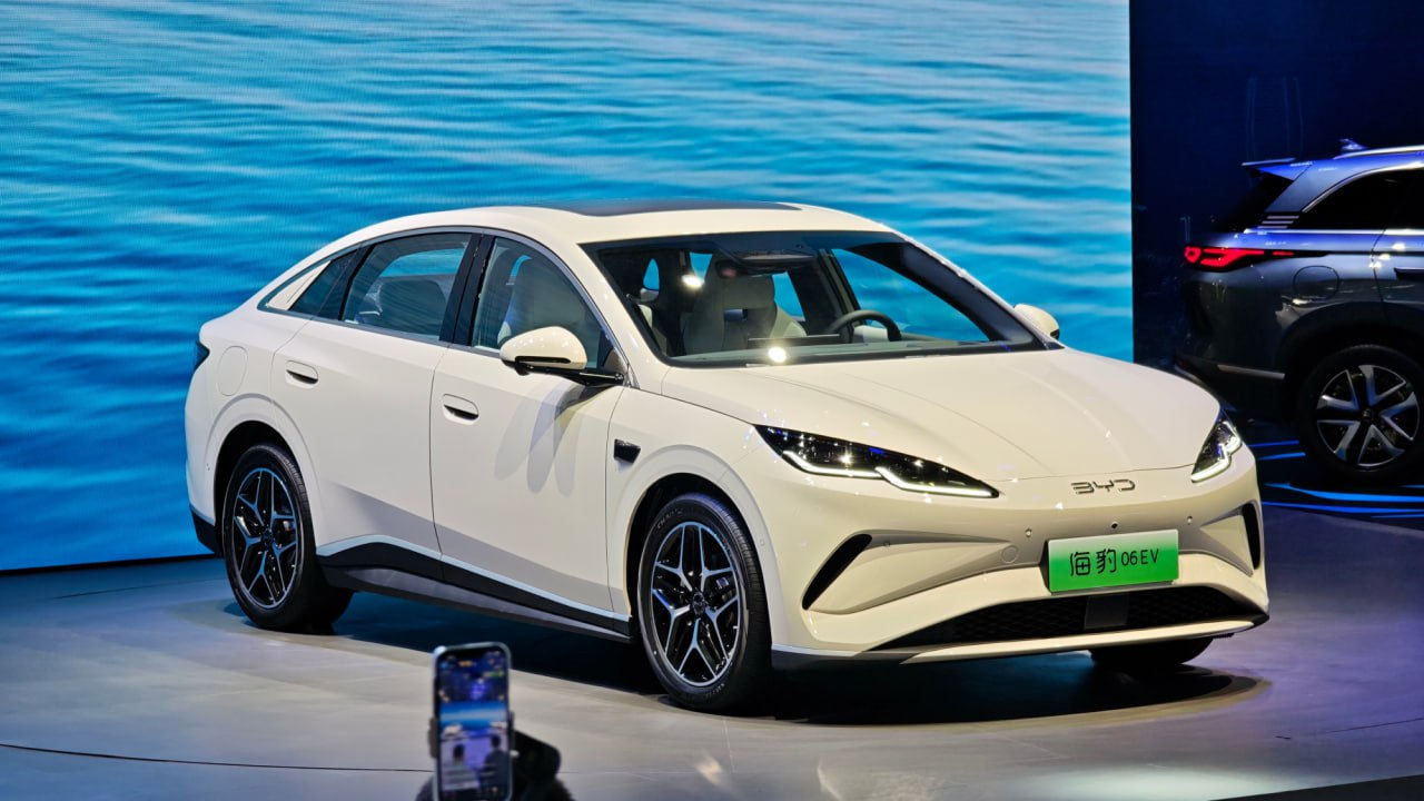 Preț de 15.300 de dolari și autonomie de 545 km: BYD lansează un analog ieftin al Tesla.