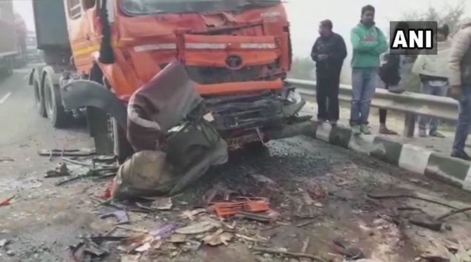 Из-за аварии на дороге образовалась пробка длиной в два километра.