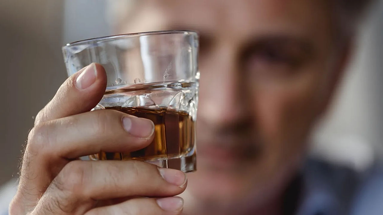Consumul oricărei cantități de alcool crește riscul de demență.