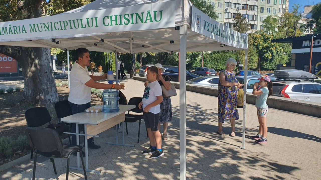 В столице во время жары работают пункты бесплатной раздачи питьевой воды.