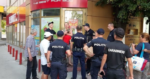 Стала известна правда о женщине, окруженной полицией на глазах у ребенка.