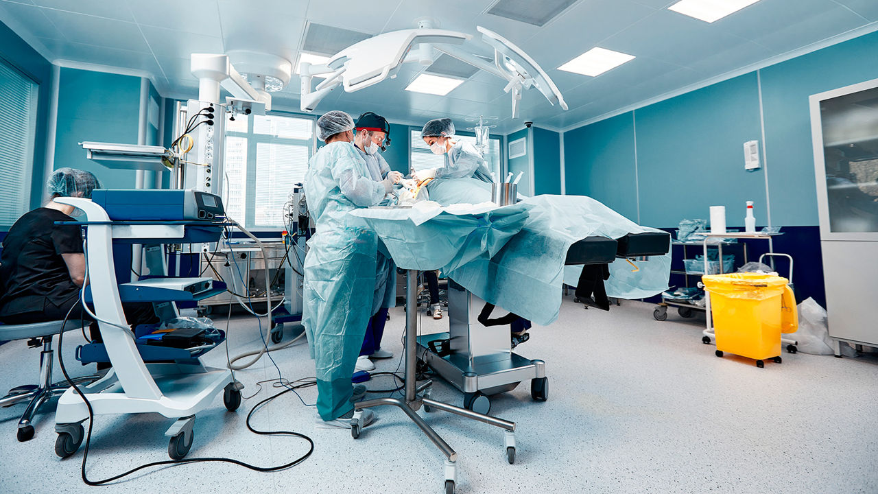 Chirurgii din Marea Britanie au îndepărtat o tumoare cerebrală prin orbita oculară a unui pacient.