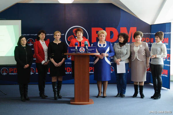 La eveniment au participat peste 1600 de femei democrate din întreaga ţară. Organizaţia de Femei a PDM s-a constituit la 5 iunie 2004, cu misiunea de a asigura reprezentarea paritară şi participarea efectivă a femeilor la viaţa politică, socială, economică şi culturală.