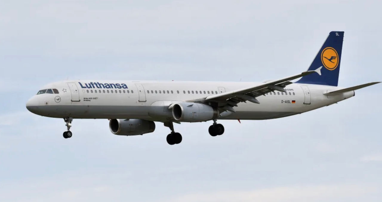 Пилот Lufthansa потерял сознание в воздухе: самолет 10 минут летел без управления.