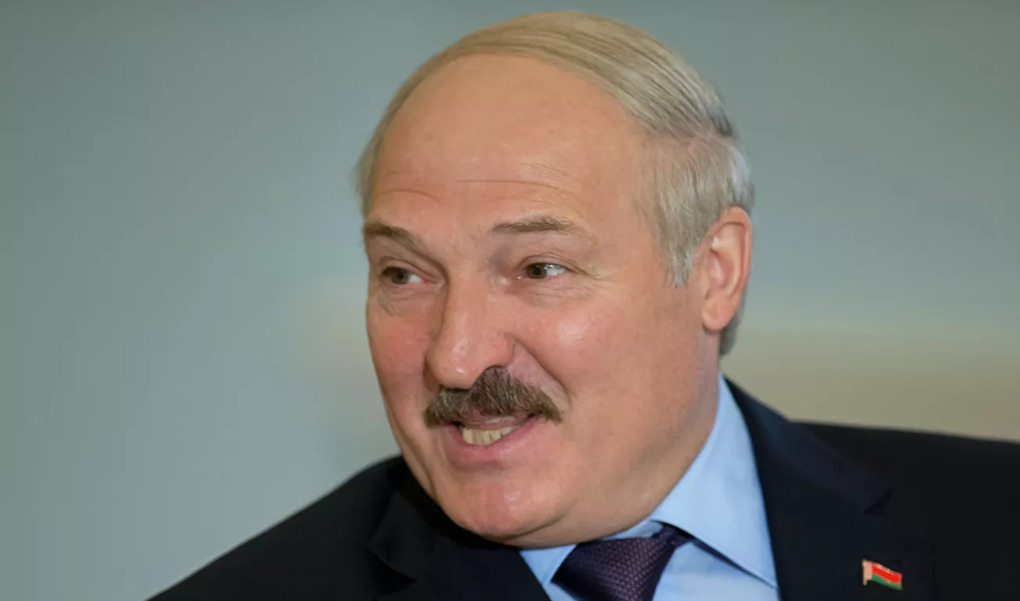Лукашенко пошутил, что его "хоронят" через день.