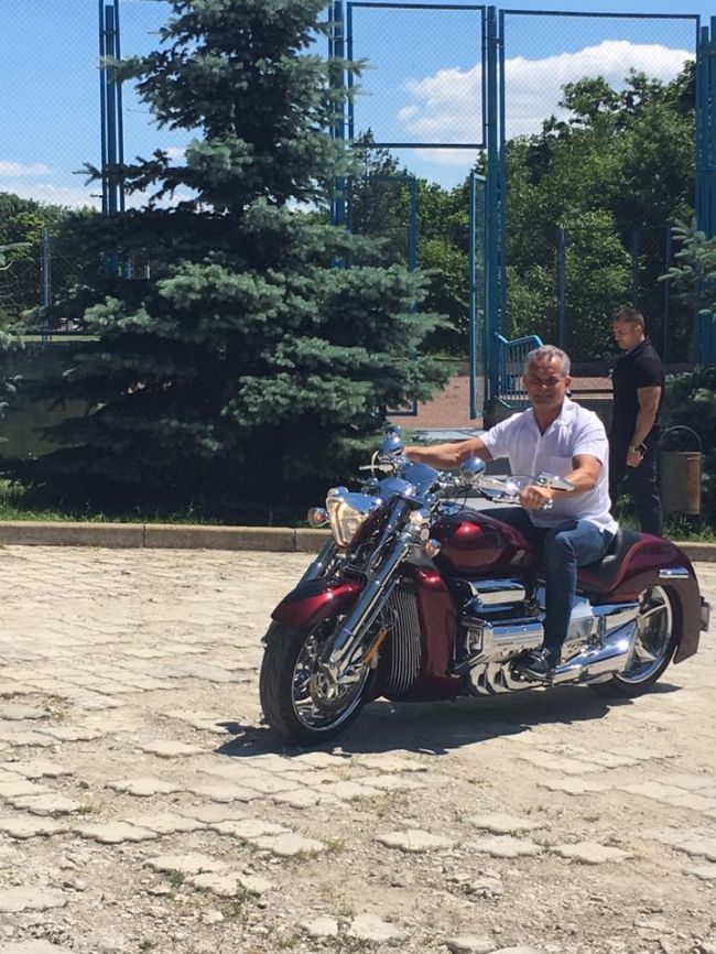 Plahotniuc s-a plimbat cu motocicleta. Cum a fost surprins şi unde pleca. Foto: facebook