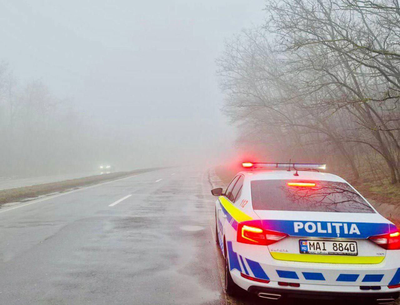 Ceață densă pe drumurile din R. Moldova: Poliția îndeamnă la prudență.