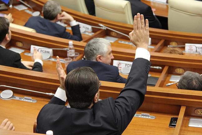 Legislativul a adoptat astăzi în lectura a doua un proiect de lege care stabilește condițiile de finanțare a partidelor politice și campaniilor electorale.