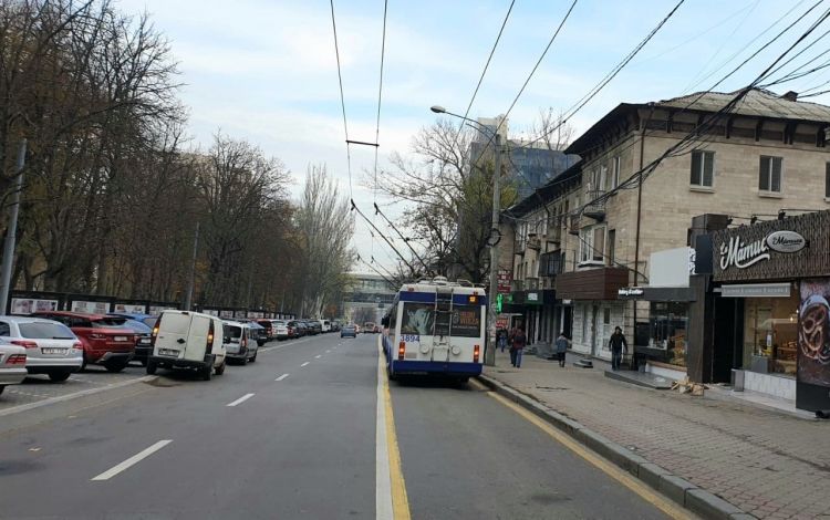 Ремонт тротуаров в центре столицы продолжается.