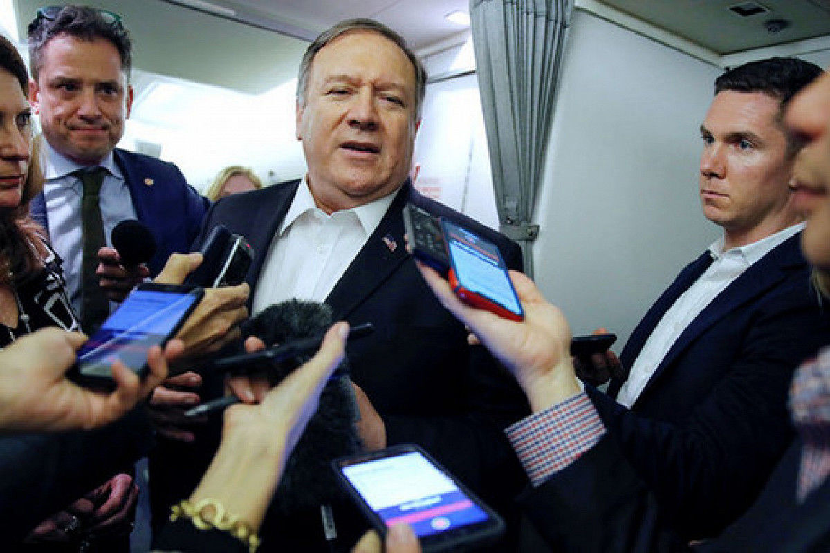 Госсекретарь США Майкл Помпео призвал Мадуро открыть границы и пропустить гуманитарную помощь в Венесуэлу.