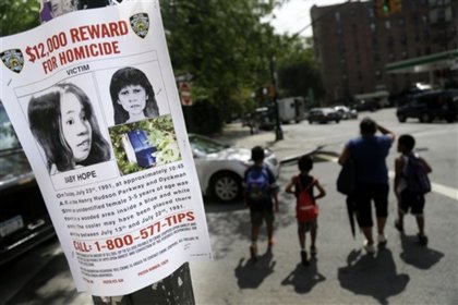 Плакат с призывом поделиться информацией об убитом ребенке. Фото: Seth Wenig / AP