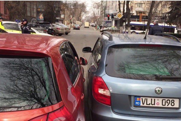 Два автомобиля, очевидно участники аварии, занимают две полосы дороги. 