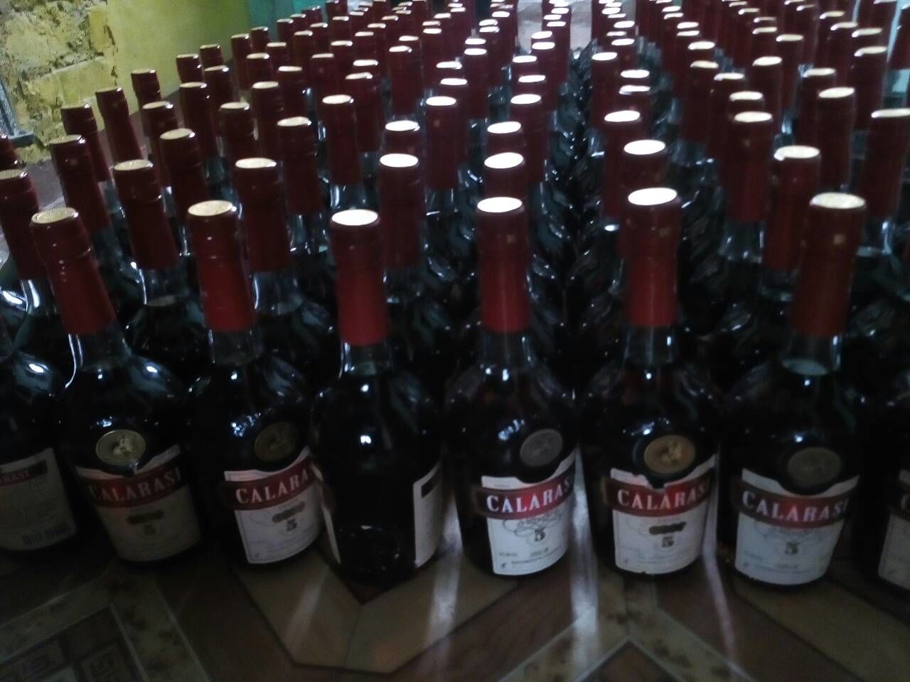 179 de sticle cu alcool contrafăcute, reținute la frontieră
