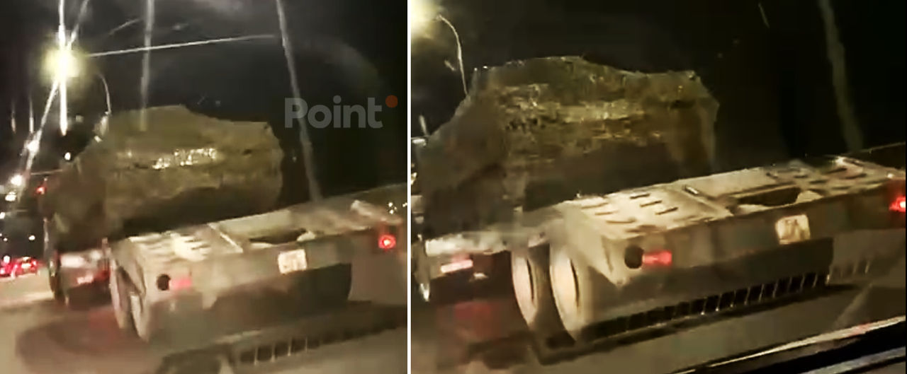 По Кишиневу проехал грузовик с военной техникой.