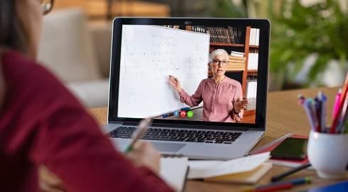 Молдавских учителей готовят преподавать предметы будущего в школах.