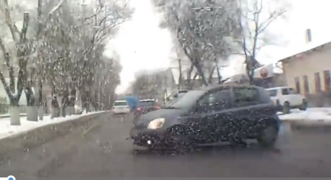 В Кишиневе водитель малолитражки едва не спровоцировал ДТП.