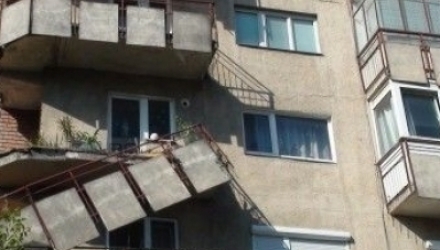 După incidentul de aseară, salvatorii au decis să demonteze ambele balcoane şi pe cel de la etajul 5 şi pe cel de la etajul 6.