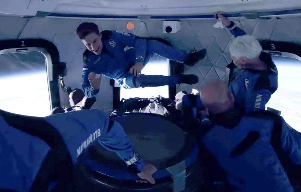 Джефф Безос показал видео из капсулы New Shepard во время полета.