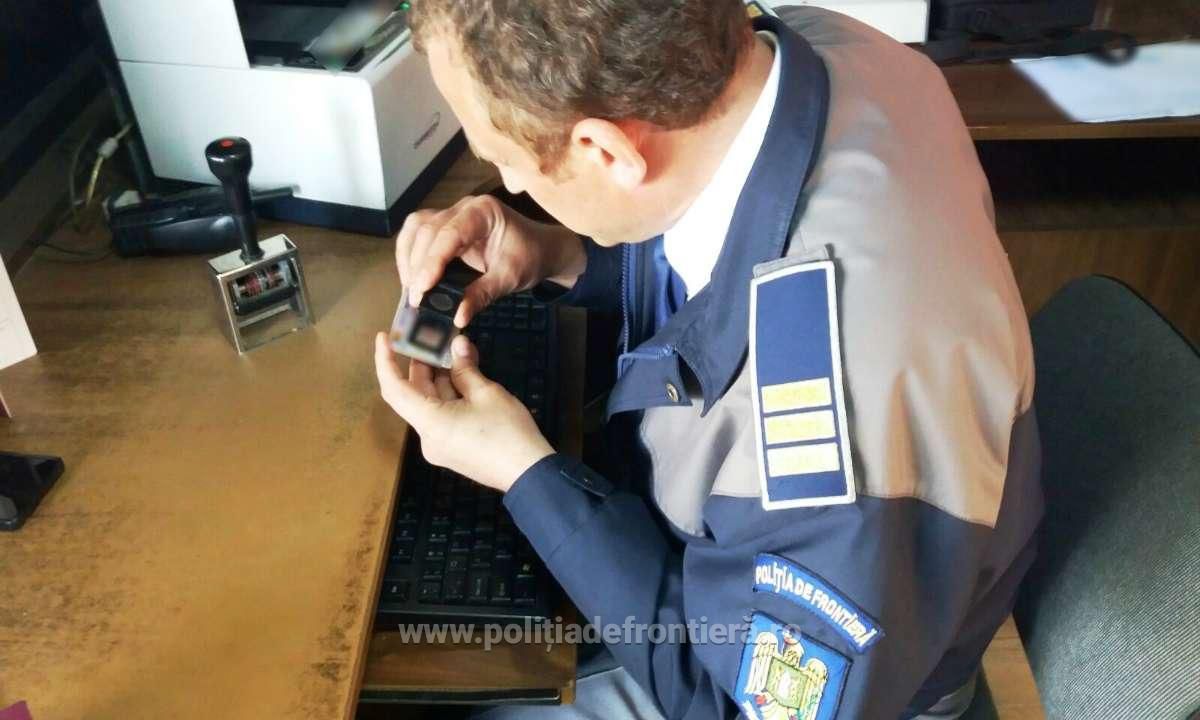 Пограничники провели дополнительную проверку и обнаружили, что документы не соответствуют оригинальным. Фото: politiadefrontiera.ro.