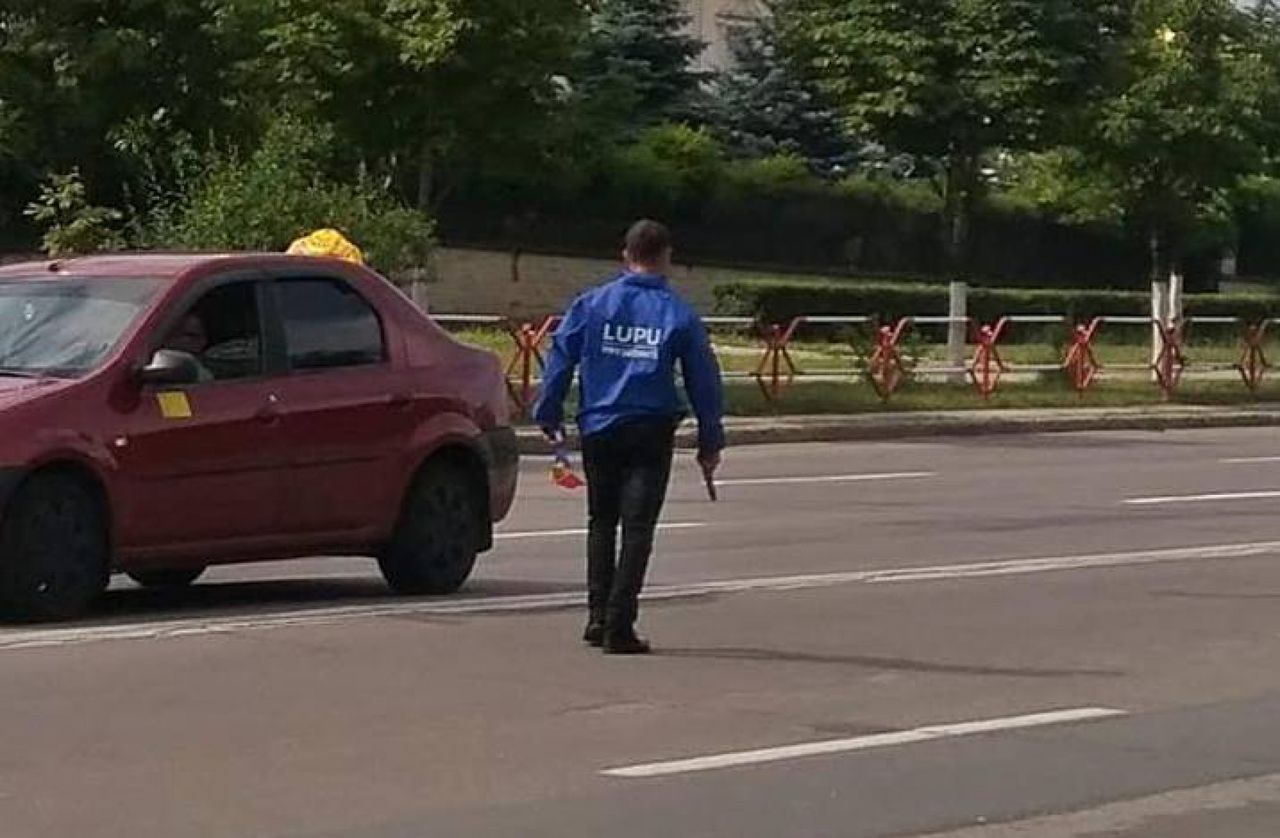 Неизвестный мужчина направлялся в сторону монастыря Чуфля с пистолетом в правой руке и флагом РМ в левой. Фото: Facebook/Sasha Pleshco.
