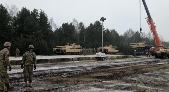 Sute de militari americani sosesc în România, cu tancuri şi blindate. 