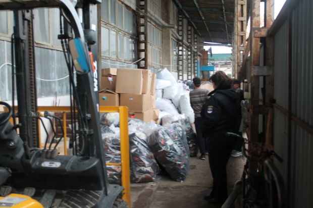 Circa 600 kg de marfă second-hand, depistate de vameși. Foto: customs.gov.md