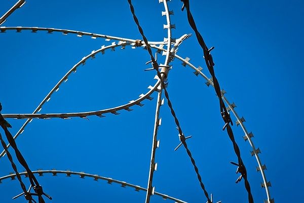 Наравне с воровством, это самая распространенная причина, по которой люди оказываются за решеткой. 