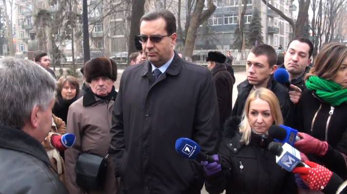 Marian Lupu a fost înconjurat de mai mulţi cetăţeni care îi reproşau faptul că „ignoră adevărul istoric” atunci când se declară moldovean. Foto: ziarulnational.md