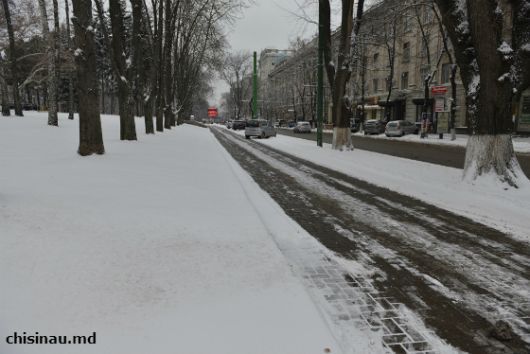 Расчистка дорог, и их подсыпка противогололедным материалом продолжается и в дневные часы.