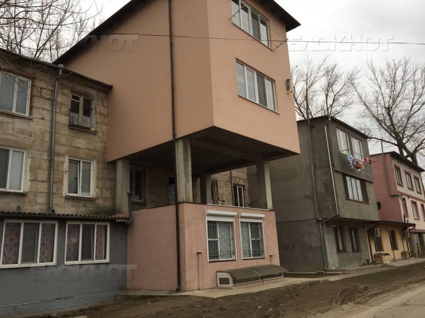 Один из домов, расположенных на столичной улице Четатя Албэ просто пестрит пристройками.