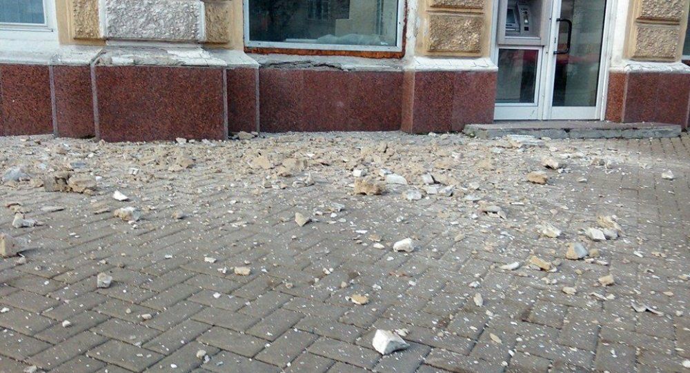 Duminică, bucăţi din ornamentul de pe fațada primăriei s-au desprins şi au căzut pe trotuar.