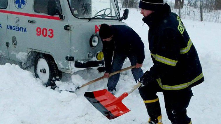 Trei ambulanțe și un autobuz școlar, scoase din nămeți de salvatori