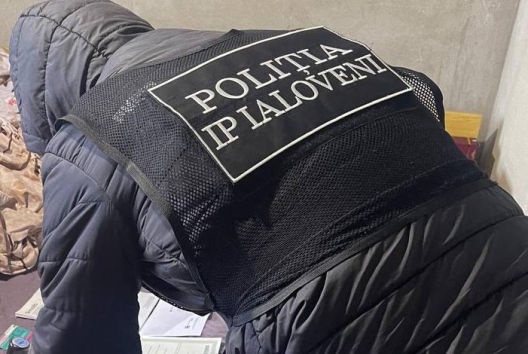 Percheziții la Ialoveni: O rețea de trafic de droguri, deconspirată.