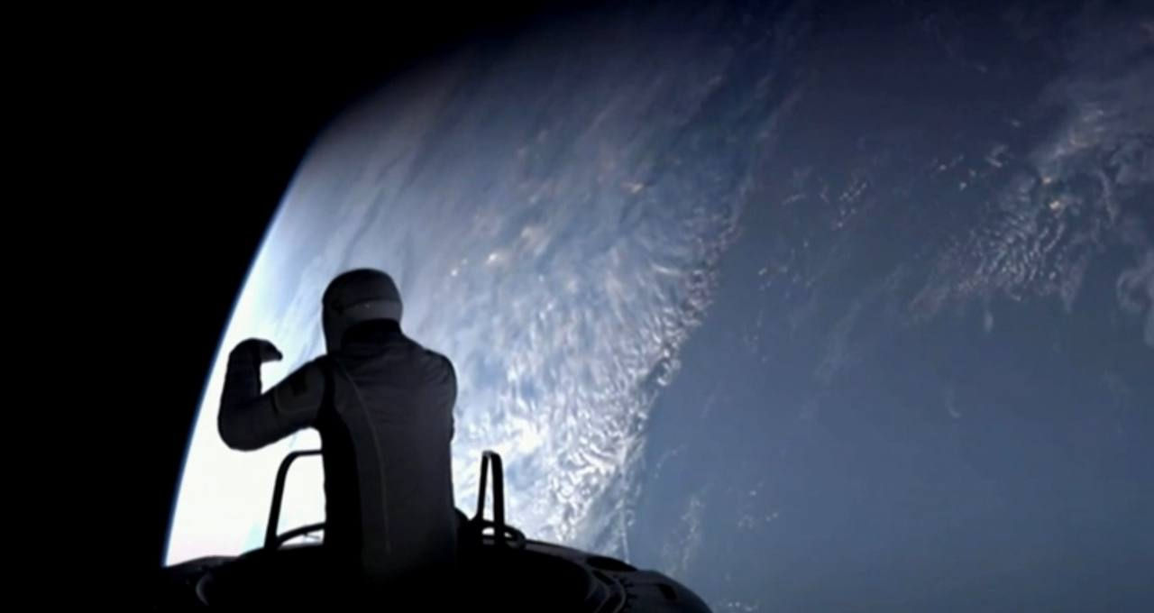 SpaceX Илона Маска вывела первое частное лицо в открытый космос.