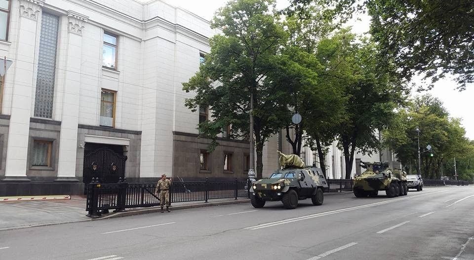 Бронетехнику уже стянули к зданию украинского парламента.
