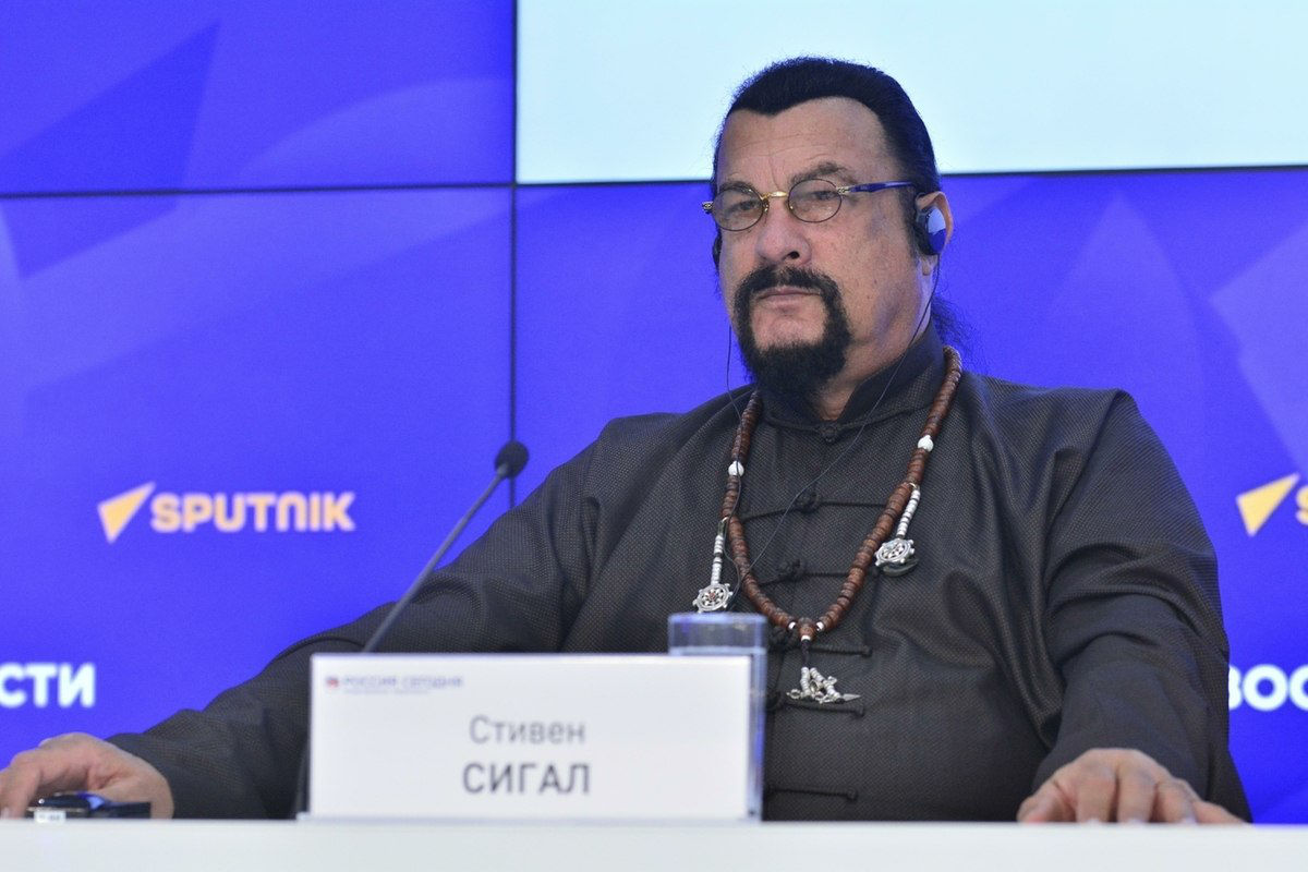 Стивен Сигал заявил, что не откажется от российского гражданства никогда.