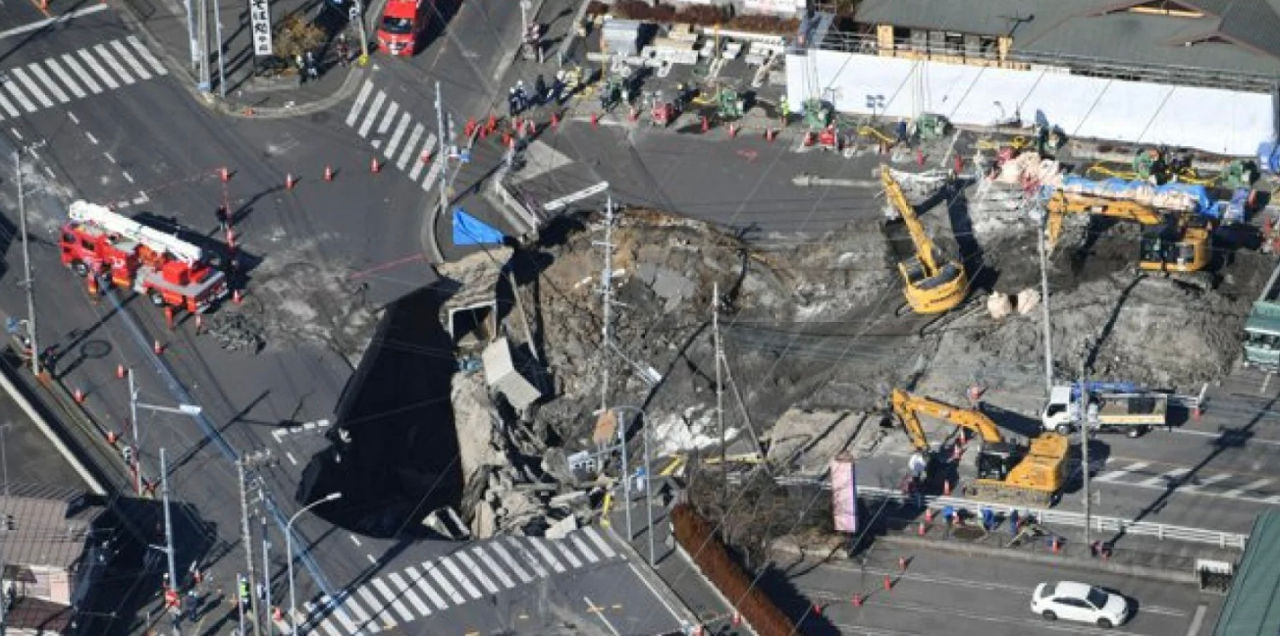 Un șofer de camion nu poate fi scos dintr-o groapă imensă din Japonia deja de trei zile.